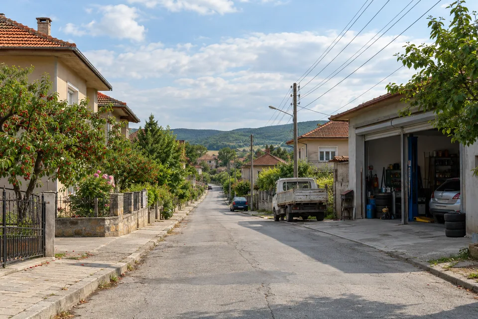 Улица с къщи в малък град